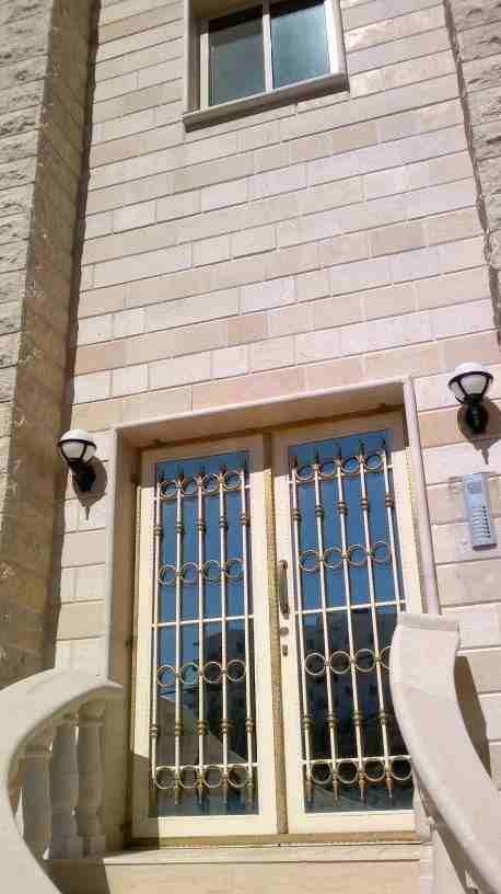 شقق مفروشة في مصيف لبنان طرابلس شمالا الضنية.تتميز الشقق باطلالتها المبهرة ومناخها المميز بالنقاوة والصحي و فخامة بنائه من الحجر الطبيعي ..يوجد ساحة للعب وحديقةاشجار فواكه منوعه ودواجن وتعليم ركوب ال...