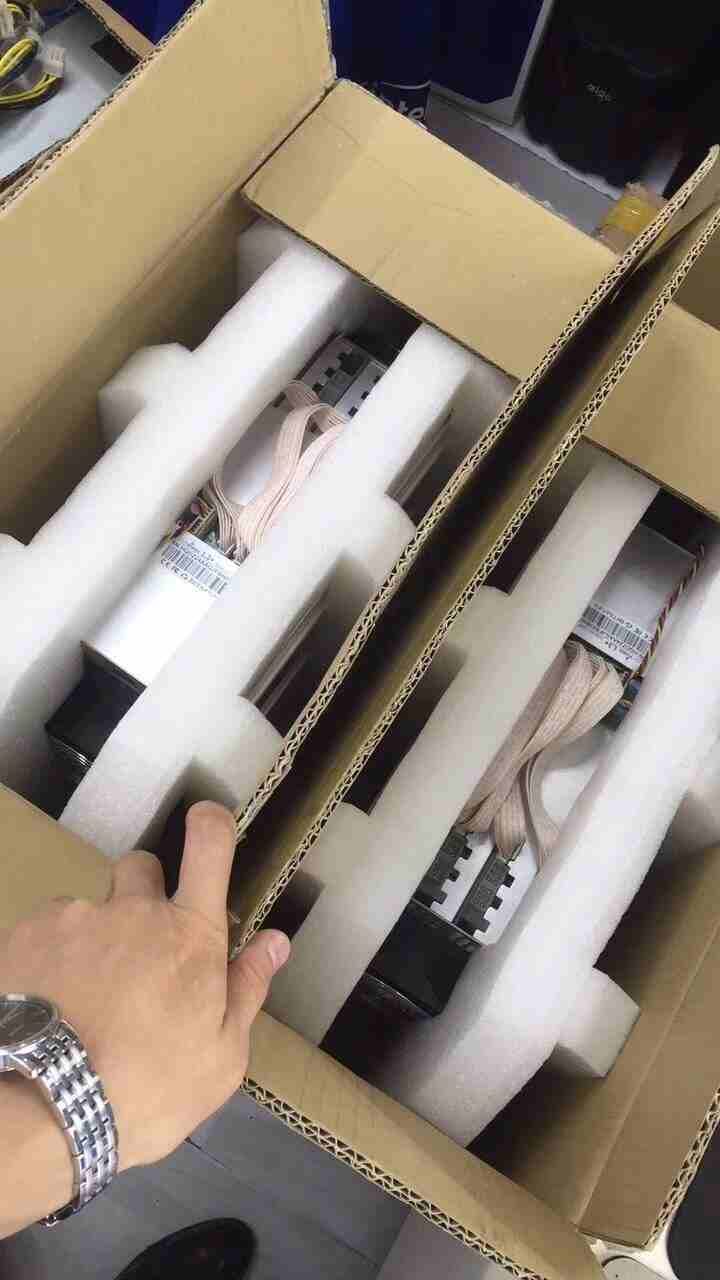 Bitmain Antminer S9 1400W BTC Bitcoin Miner 13.5 TH/S w/ 66 x APW3
Brand New: Bitmain Antminer S9 13.5TH/s + PSU Power Use (W): 1323 Brand: Antimatter Model: S9 Mining Hardware: ASIC Hash Algorithm:...